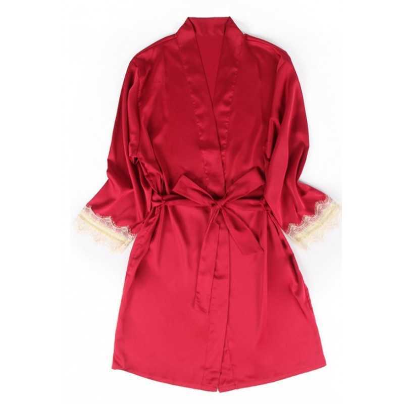Peignoir et nuisette en satin et dentelle – Élégance et Confort