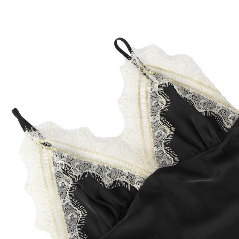 Peignoir et nuisette en satin et dentelle – Élégance et Confort