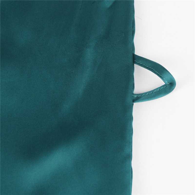 Peignoir et nuisette en satin et dentelle – Élégance et Confort