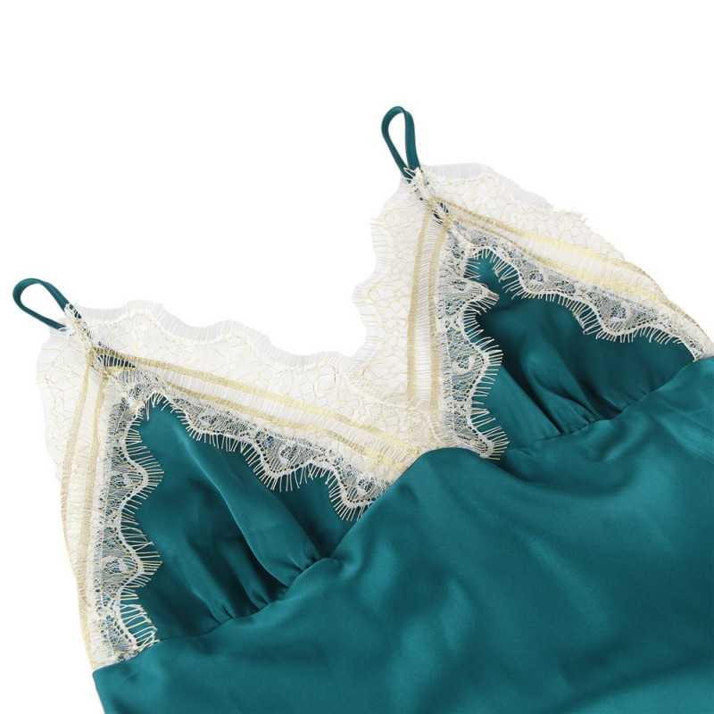 Peignoir et nuisette en satin et dentelle – Élégance et Confort