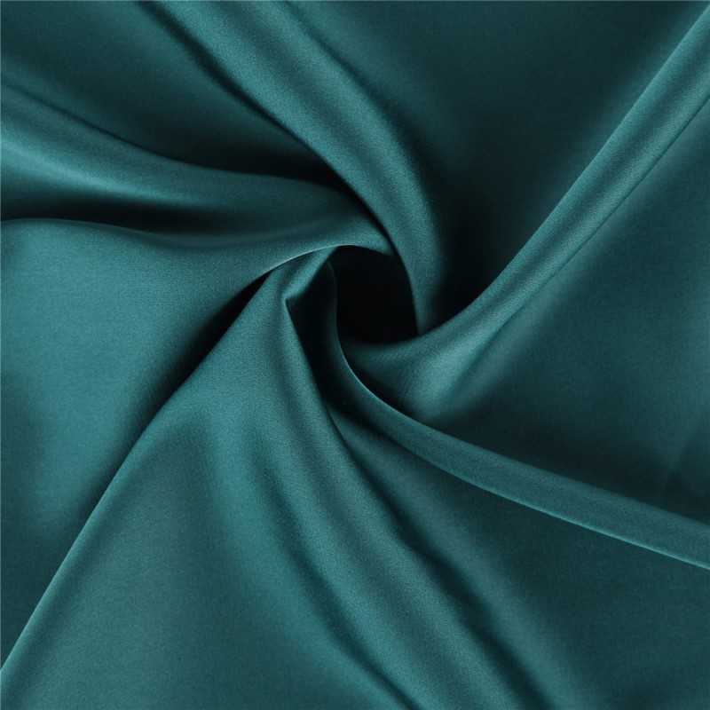 Peignoir et nuisette en satin et dentelle – Élégance et Confort