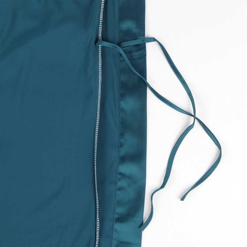 Peignoir et nuisette en satin et dentelle – Élégance et Confort