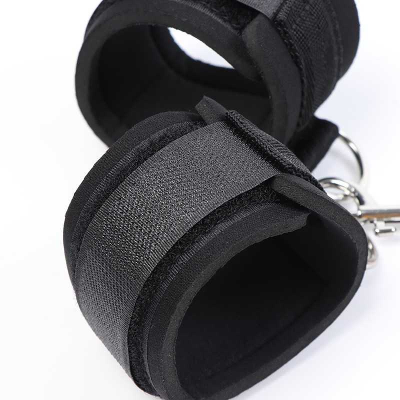 Set BDSM avec bâillon, sangles réglables et menottes rembourrées