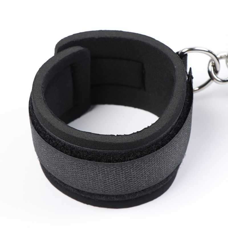 Set BDSM avec bâillon, sangles réglables et menottes rembourrées