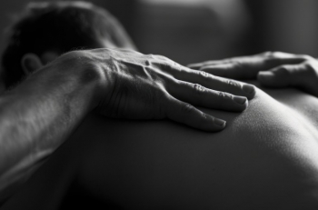 Massage tantrique : rituels pour une intimité consciente